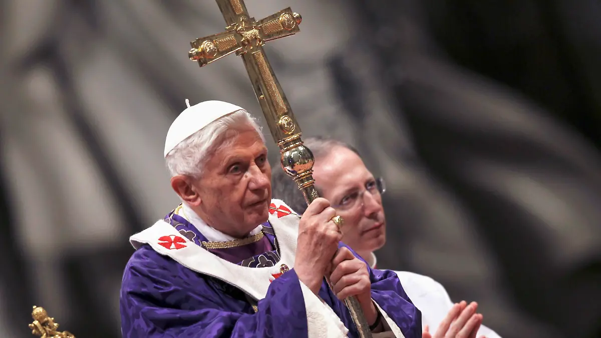 Pope Benedict XVI attends the Ash Wednesday mass at the Vatican February 13, 2013. Thousands of people are expected to gather in the Vatican for Pope Benedict's Ash Wednesday mass, which is expected to be his last before leaving office at the end of February. REUTERS/ Alessandro Bianchi (VATICAN - Tags: RELIGION)