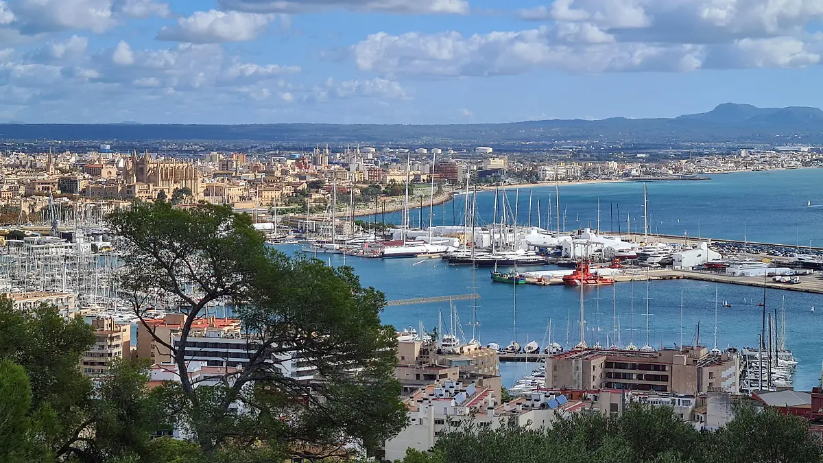 Das milde, meditarane Klima der Baleareninsel Mallorca laedt viele, vor allem Rentner, zum ueberwintern ein, Themenfoto: Mallorca Spanien, Balearen, Playa de Palma, Foto: Eibner-Pressefoto/Juergen Augst