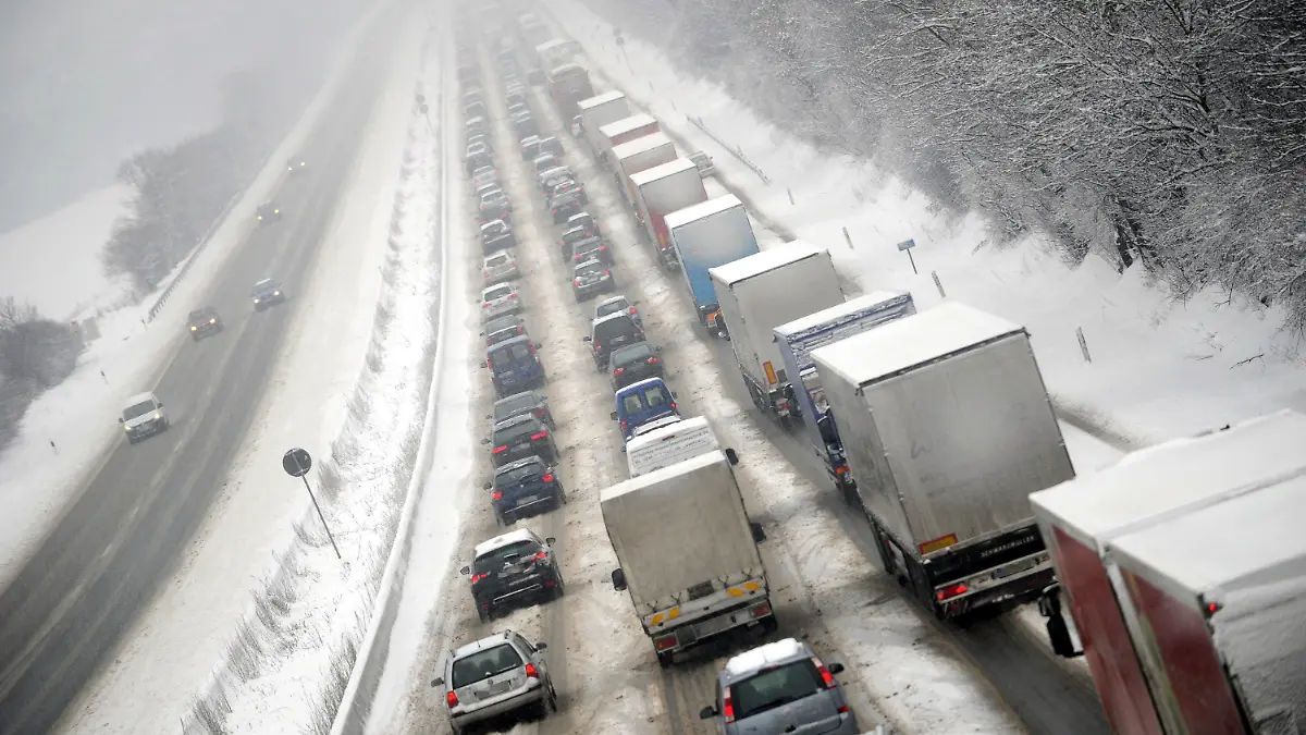 Schnee und Eis behindern am 21.01.2013 den Verkehr auf der A7 Würzburg - Kassel bei Guxhagen (Hessen) in Kassel (Hessen. Foto: Uwe Zucchi/dpa  +++(c) dpa - Bildfunk+++