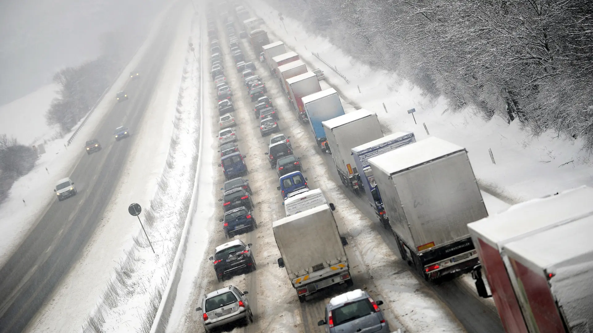 Schnee und Eis behindern am 21.01.2013 den Verkehr auf der A7 Würzburg - Kassel bei Guxhagen (Hessen) in Kassel (Hessen. Foto: Uwe Zucchi/dpa +++(c) dpa - Bildfunk+++
