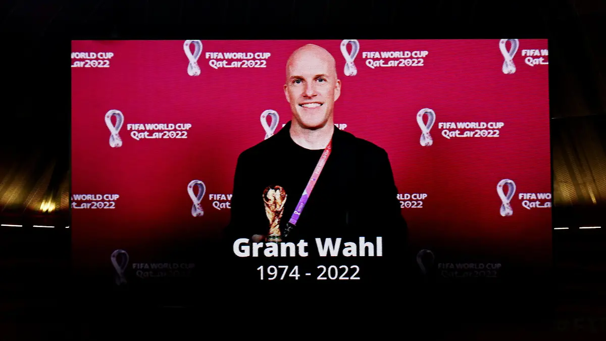 10.12.2022, Katar, Al Khor: Fußball, WM 2022 in Katar, England - Frankreich, Viertelfinale, Al-Bait Stadion, Gedenken an den US-amerikanischen Journalisten Grant Wahl, der am 09.12.2022 während seiner Arbeit im Al-Bait Stadion starb. Foto: David Klein/CSM via ZUMA Press Wire/dpa +++ dpa-Bildfunk +++