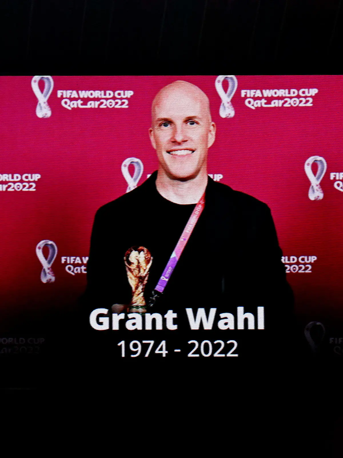 10.12.2022, Katar, Al Khor: Fußball, WM 2022 in Katar, England - Frankreich, Viertelfinale, Al-Bait Stadion, Gedenken an den US-amerikanischen Journalisten Grant Wahl, der am 09.12.2022 während seiner Arbeit im Al-Bait Stadion starb. Foto: David Klein/CSM via ZUMA Press Wire/dpa +++ dpa-Bildfunk +++