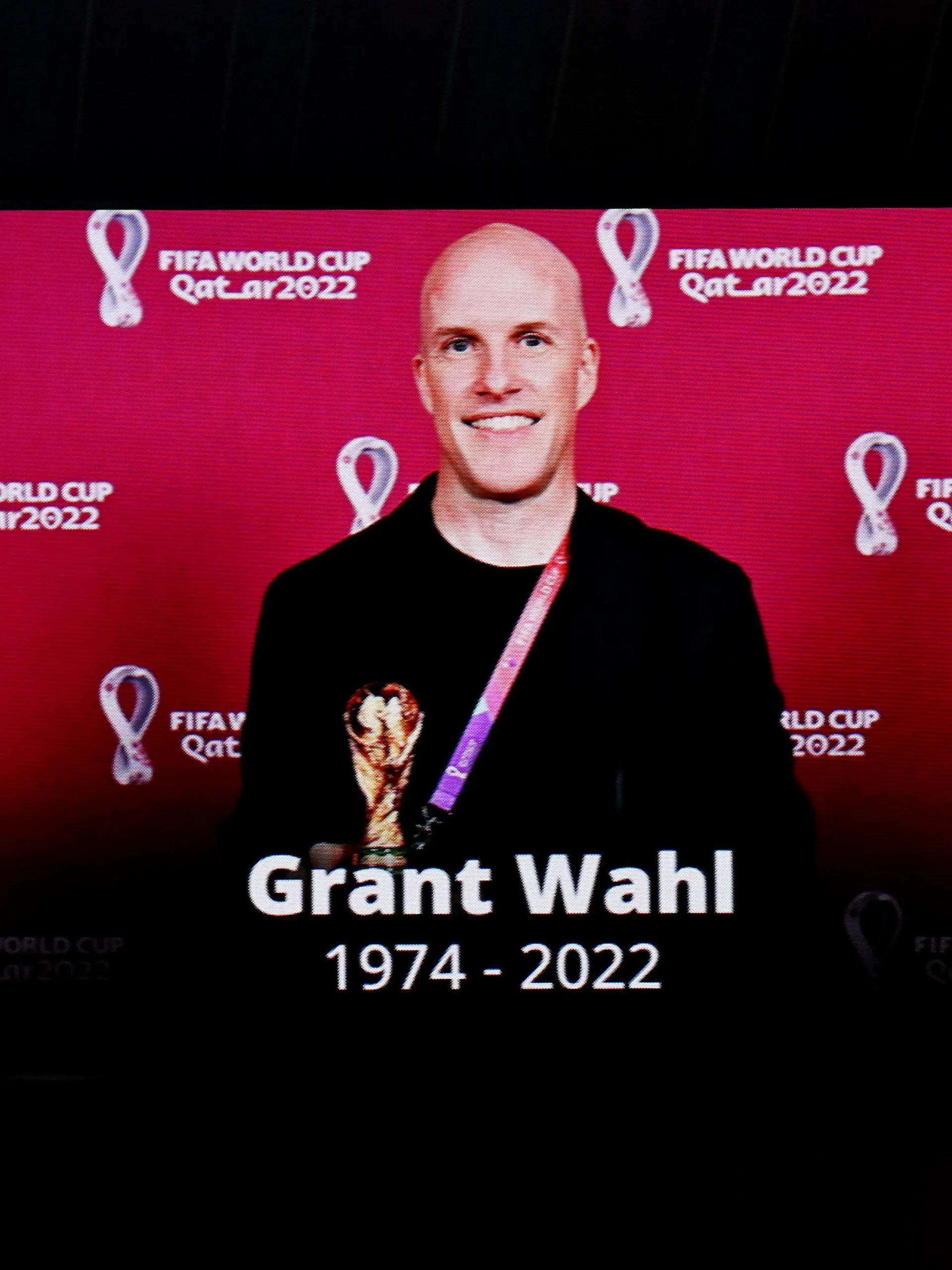 10.12.2022, Katar, Al Khor: Fußball, WM 2022 in Katar, England - Frankreich, Viertelfinale, Al-Bait Stadion, Gedenken an den US-amerikanischen Journalisten Grant Wahl, der am 09.12.2022 während seiner Arbeit im Al-Bait Stadion starb. Foto: David Klein/CSM via ZUMA Press Wire/dpa +++ dpa-Bildfunk +++