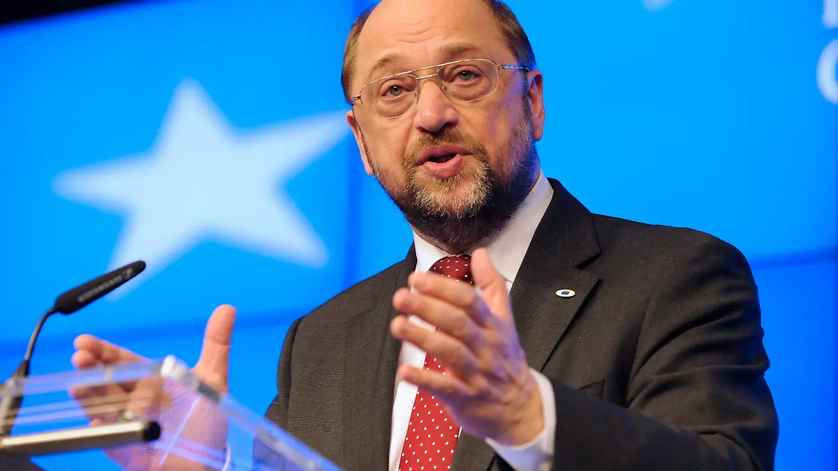 epa03572891 European Parliament President Martin Schulz speaks during a press conference as part as a European Council meeting at the European Council headquarters in Brussels, Belgium, 07 February 2013. EU heads of states gather for a two-day summit starting on 07 February with the main purpose to haggle over the bloc's 2014-20 budget, the next Multiannual Financial Framework (MFF). EPA/YOAN VALAT +++(c) dpa - Bildfunk+++