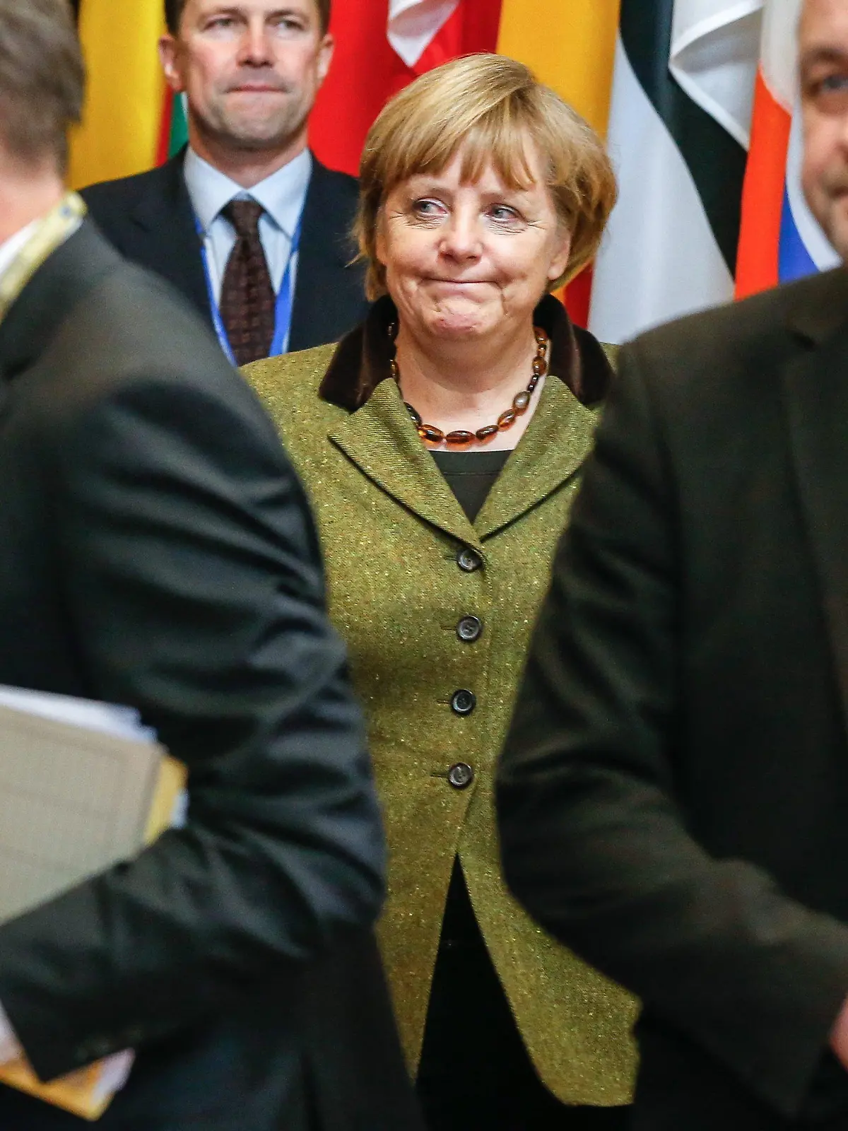 epa03573128 German Federal Chancellor Angela Merkel leaves for a two hours break during the European Council meeting, at the European Council headquarters in Brussels, Belgium, 08 February 2013. EU heads of States gathered for a two-day summit starting on 7 February with the main purpose to agree on the next Multiannual Financial Framework (MFF). After a long night of negotiations the Eu leaders make a two hours break before coming back to discussions. EPA/THIERRY ROGE +++(c) dpa - Bildfunk+++