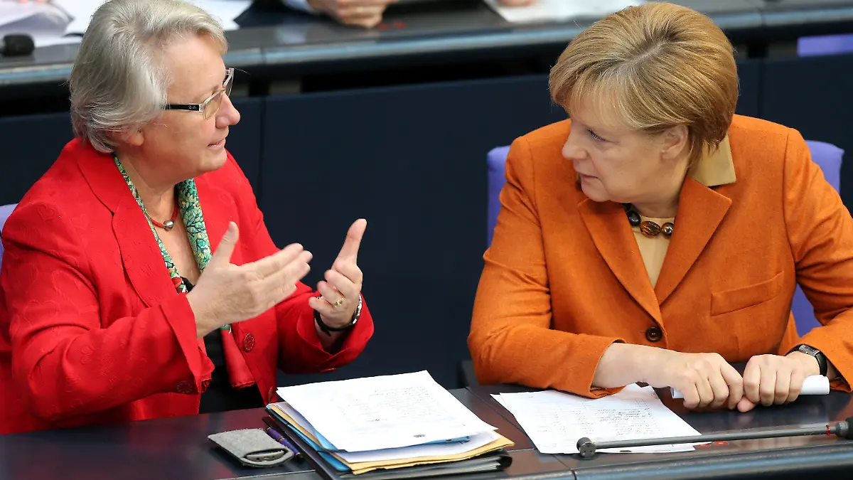 ARCHIV - Bundeskanzlerin Angela Merkel (r) und Bundesbildungsministerin Annette Schavan (beide CDU) unterhalten sich am 18.10.2012 im Bundestag in Berlin. Schavan will um ihren aberkannten Doktortitel und ihren Platz am Kabinettstisch kämpfen. Foto: Wolfgang Kumm/dpa +++(c) dpa - Bildfunk+++
