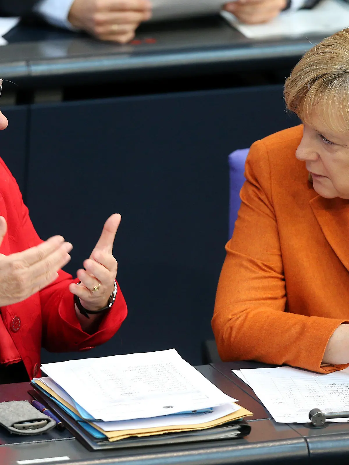ARCHIV - Bundeskanzlerin Angela Merkel (r) und Bundesbildungsministerin Annette Schavan (beide CDU) unterhalten sich am 18.10.2012 im Bundestag in Berlin. Schavan will um ihren aberkannten Doktortitel und ihren Platz am Kabinettstisch kämpfen. Foto: Wolfgang Kumm/dpa  +++(c) dpa - Bildfunk+++