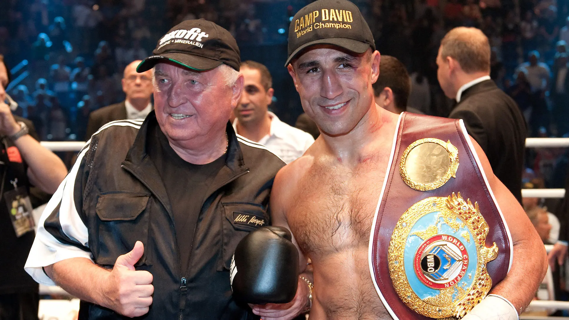Arthur Abraham (r) und sein Trainer Ulli Wegner freuen sich am Samstag (25.08.2012) in Berlin im Boxring der Berliner O2-World Arena. Abraham siegte nach Punkten gegen Robert Stieglitz und ist somit neuer WBO-Weltmeister im Supermittelgewicht. Foto: Robert Schlesinger dpa +++(c) dpa - Bildfunk+++