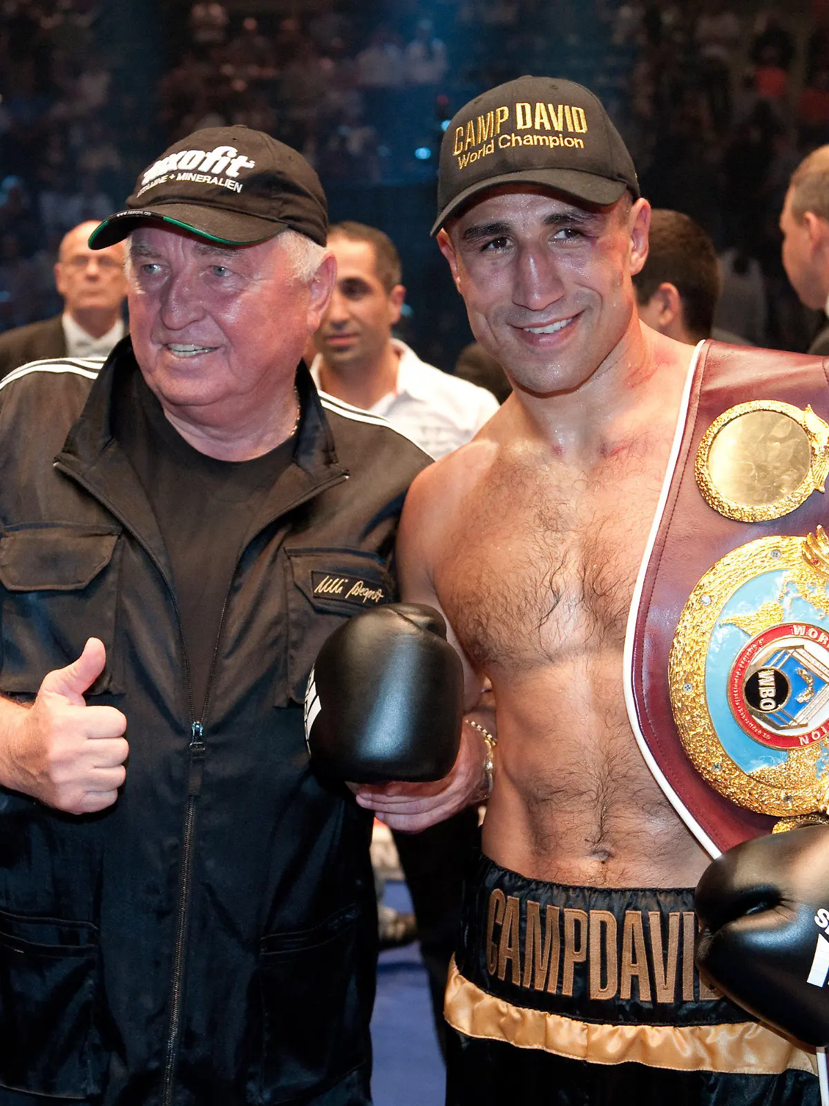 Arthur Abraham (r) und sein Trainer Ulli Wegner freuen sich am Samstag (25.08.2012) in Berlin im Boxring der Berliner O2-World Arena. Abraham siegte nach Punkten gegen Robert Stieglitz und ist somit neuer WBO-Weltmeister im Supermittelgewicht. Foto: Robert Schlesinger dpa  +++(c) dpa - Bildfunk+++