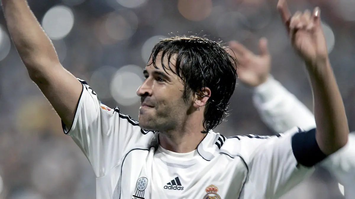 Bildnummer: 02905496 Datum: 17.06.2007 Copyright: imago/PanoramiC
Raul Gonzalez (Real Madrid) feiert den Gewinn der Spanischen Meisterschaft 2007 - PUBLICATIONxNOTxINxFRAxITA (pan20774); Vdig, quer, close, Aufmacher, Schlussjubel, Jubel, Sieg, Sieger, Siegesjubel, Spanische, Spanischer Meister, Primera Division 2006/2007, 1. Spanische Liga, Real Madrid CF Madrid Freude, Fußball Herren Mannschaft Spanien Einzelbild optimistisch Randmotiv Werbemotiv Personen