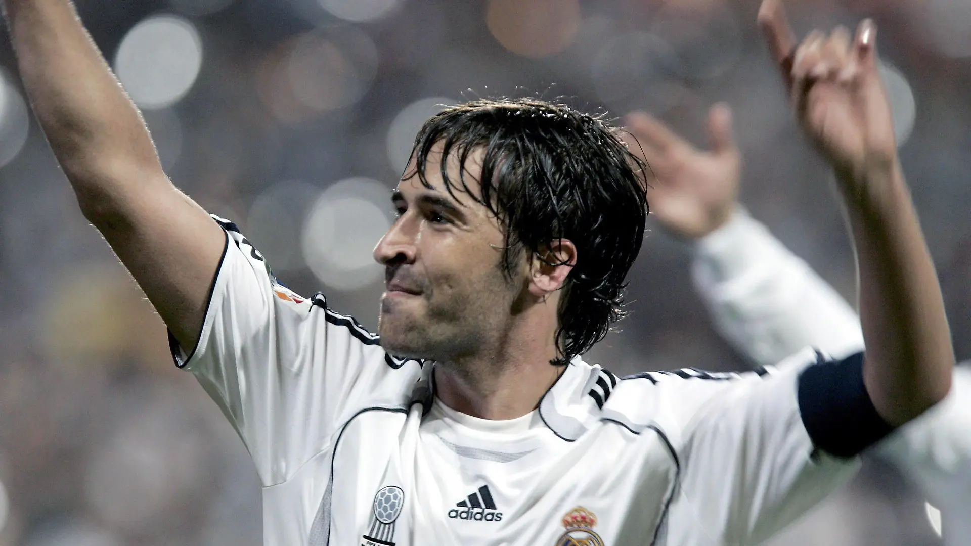 Bildnummer: 02905496  Datum: 17.06.2007  Copyright: imago/PanoramiC
Raul Gonzalez (Real Madrid) feiert den Gewinn der Spanischen Meisterschaft 2007 - PUBLICATIONxNOTxINxFRAxITA (pan20774); Vdig, quer, close, Aufmacher, Schlussjubel, Jubel, Sieg, Sieger, Siegesjubel, Spanische, Spanischer Meister, Primera Division 2006/2007, 1. Spanische Liga, Real Madrid CF Madrid Freude,  Fußball Herren Mannschaft Spanien Einzelbild optimistisch Randmotiv Werbemotiv Personen