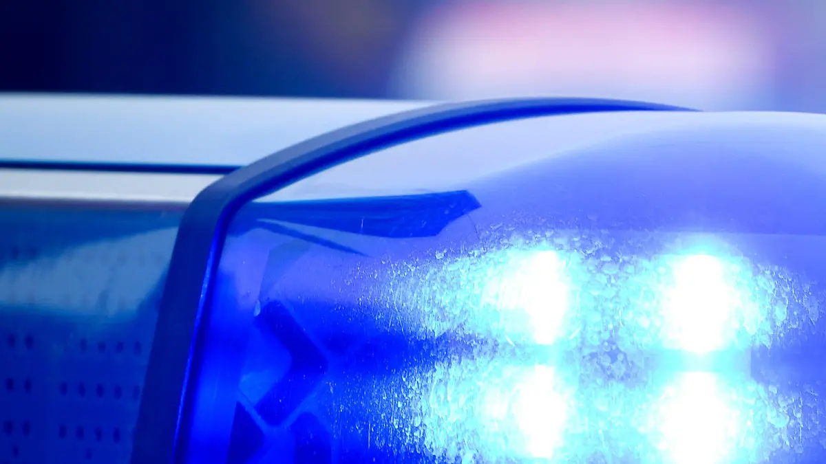 ARCHIV - ILLUSTRATION - Das Blaulicht an einem Polizeiauto leuchtet am 11.09.2014 in Frankfurt (Oder) (Brandenburg). Foto: Patrick Pleul/dpa (zu dpa "Polizei in Ostprignitz-Ruppin braucht nach Notruf am längsten" vom 28.11.2015) +++(c) dpa - Bildfunk+++