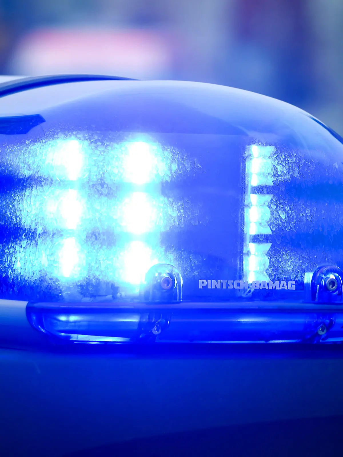 ARCHIV - ILLUSTRATION - Das Blaulicht an einem Polizeiauto leuchtet am 11.09.2014 in Frankfurt (Oder) (Brandenburg). Foto: Patrick Pleul/dpa (zu dpa "Polizei in Ostprignitz-Ruppin braucht nach Notruf am längsten" vom 28.11.2015) +++(c) dpa - Bildfunk+++
