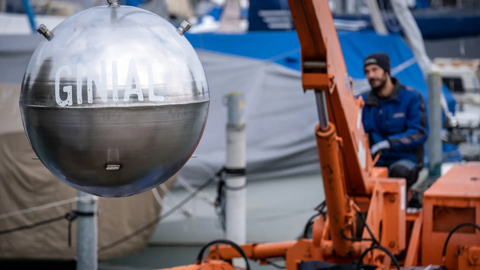 HANDOUT - 12.10.2020, Schweiz, Romanshorn: Ein rund 800 Kilogramm schwere Kugel voller Gin wird wird in den Bodensee herabgelassen. Die Besitzer, ein Schweizer Unternehmen für Catering, Eventmanagement, stellt jedes Jahr eine Sonderausgabe Gin her, die 100 Tage lang im See gelagert wird und dadurch ein besonderes Aroma erlangen soll. Als die Kugel im Dezember gehoben werden sollte, fanden Taucher nur noch den Abdruck der Kugel auf dem Seegrund. (zu dpa "Edelstahlkugel mit Gin aus dem Bodensee verschwunden") Foto: Diana Strohmeier/Fishgroup/dpa - ACHTUNG: Nur zur redaktionellen Verwendung im Zusammenhang mit der aktuellen Berichterstattung und nur mit vollständiger Nennung des vorstehenden Credits +++ dpa-Bildfunk +++