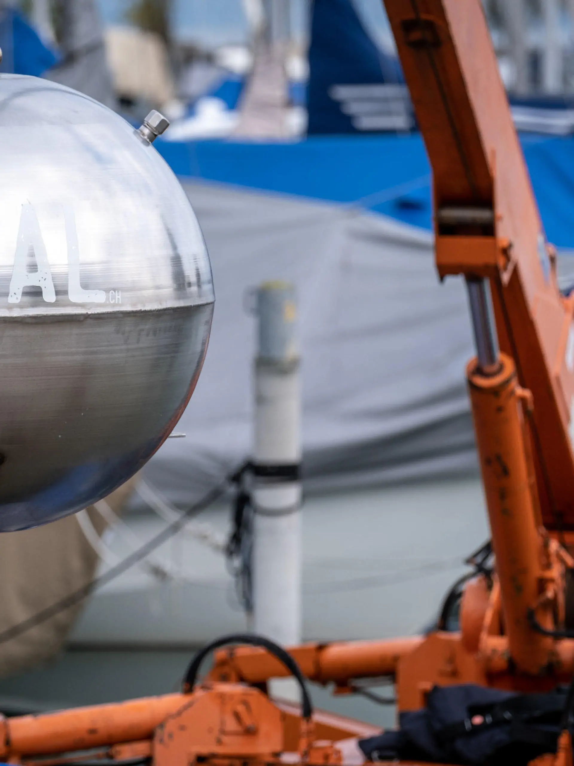 HANDOUT - 12.10.2020, Schweiz, Romanshorn: Ein rund 800 Kilogramm schwere Kugel voller Gin wird wird in den Bodensee herabgelassen. Die Besitzer, ein Schweizer Unternehmen für Catering, Eventmanagement, stellt jedes Jahr eine Sonderausgabe Gin her, die 100 Tage lang im See gelagert wird und dadurch ein besonderes Aroma erlangen soll. Als die Kugel im Dezember gehoben werden sollte, fanden Taucher nur noch den Abdruck der Kugel auf dem Seegrund. (zu dpa "Edelstahlkugel mit Gin aus dem Bodensee verschwunden") Foto: Diana Strohmeier/Fishgroup/dpa - ACHTUNG: Nur zur redaktionellen Verwendung im Zusammenhang mit der aktuellen Berichterstattung und nur mit vollständiger Nennung des vorstehenden Credits +++ dpa-Bildfunk +++