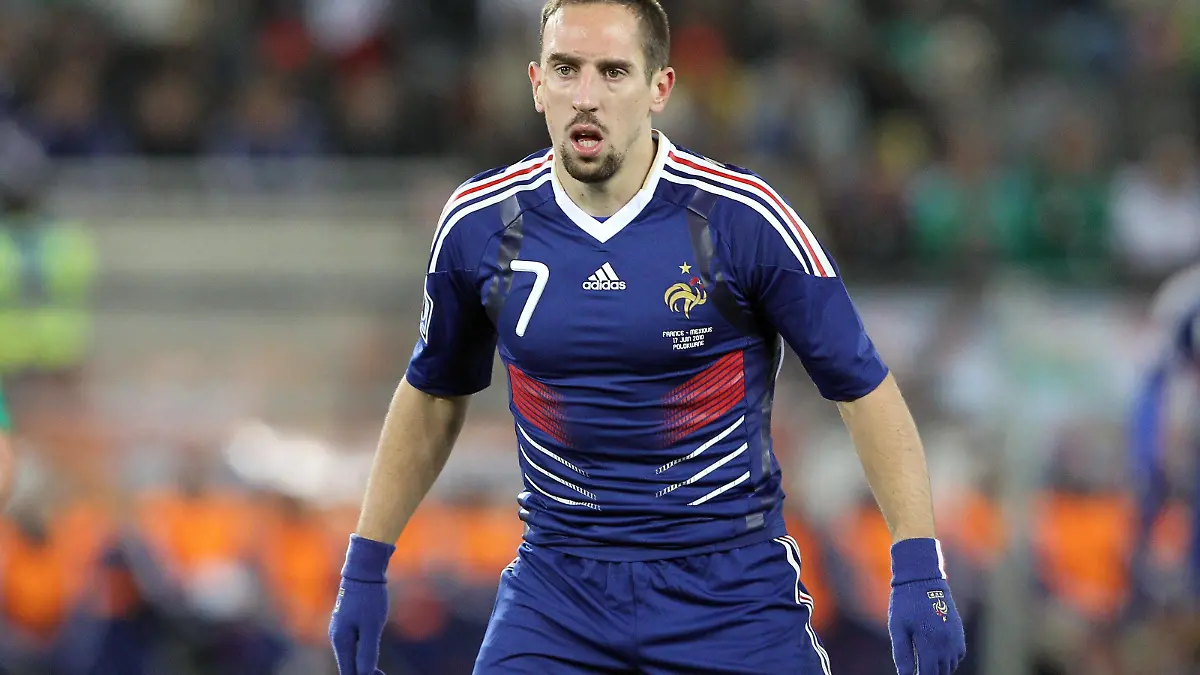 Bildnummer: 06060465 Datum: 17.06.2010 Copyright: imago/PanoramiC
Frankreich - Mexiko - WM 2010 - Polokwane - Franck Ribery (Frankreich) - EdLEMAISTRE - PUBLICATIONxNOTxINxFRAxITAxBEL; Polokwane Fussball Herren WM Nationalteam Länderspiel Porträt vdig xub 2010 quer WORLD CUP SOCCER COPA DEL MUNDO foot football world cup worldcup WC 2010 mondial largeur attitude
Image number 06060465 date 17 06 2010 Copyright imago Panoramic France Mexico World Cup 2010 Polokwane Franck Ribery France EdLemaistre PUBLICATIONxNOTxINxFRAxITAxBEL Polokwane Football men World Cup National team international match Portrait Vdig xub 2010 horizontal World Cup Soccer Copa DEL Mundo Foot Football World Cup World Cup WC 2010 Mondial largeur Attitude