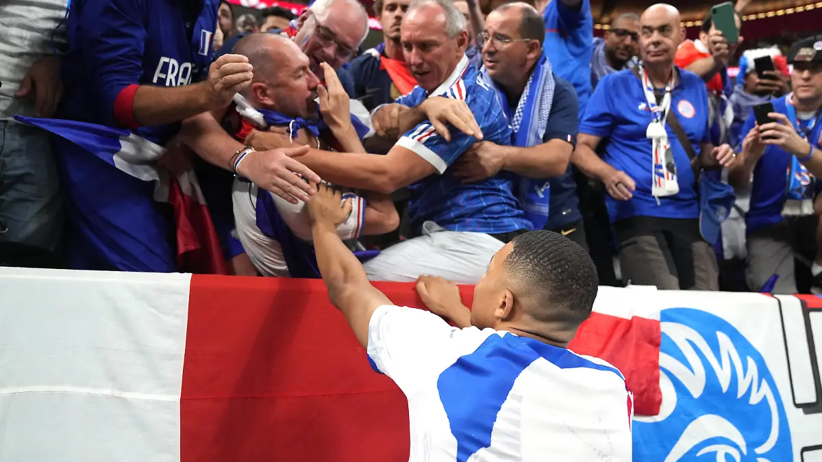 France v Morocco - FIFA World Cup, WM, Weltmeisterschaft, Fussball 2022 - Semi Final - Al Bayt Stadium France s Kylian Mbappe checks on a fan after being struck by a ball kicked by the player before the FIFA World Cup Semi-Final match at the Al Bayt Stadium in Al Khor, Qatar. Picture date: Wednesday December 14, 2022. Use subject to restrictions. Editorial use only, no commercial use without prior consent from rights holder. PUBLICATIONxNOTxINxUKxIRL Copyright: xAdamxDavyx 70249976