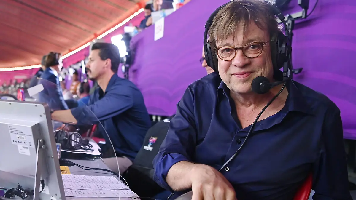 FUSSBALL WM 2022 Halbfinale Frankreich - Marokko 14.12.2022 ZDF Fussball Kommentator Bela Rethy kommentiert auf der Medientribuene des AL BAyt Stadion an seinem 66. Geburtstag sein letztes Spiel und geht danach in den Ruhestand, Co-Kommentator Sandro Wagner hinten *** FOOTBALL World Cup 2022 semifinals France Morocco 14 12 2022 ZDF football commentator Bela Rethy commentates on the media tribune of the AL BAyt Stadium on his 66th birthday his last game and then retires, co-commentator Sandro Wagner behind