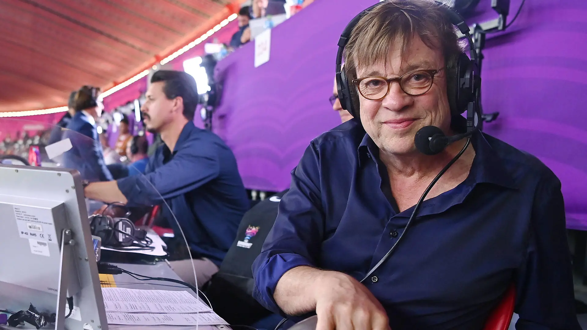 FUSSBALL WM 2022 Halbfinale Frankreich - Marokko 14.12.2022 ZDF Fussball Kommentator Bela Rethy kommentiert auf der Medientribuene des AL BAyt Stadion an seinem 66. Geburtstag sein letztes Spiel und geht danach in den Ruhestand, Co-Kommentator Sandro Wagner hinten *** FOOTBALL World Cup 2022 semifinals France Morocco 14 12 2022 ZDF football commentator Bela Rethy commentates on the media tribune of the AL BAyt Stadium on his 66th birthday his last game and then retires, co-commentator Sandro Wagner behind