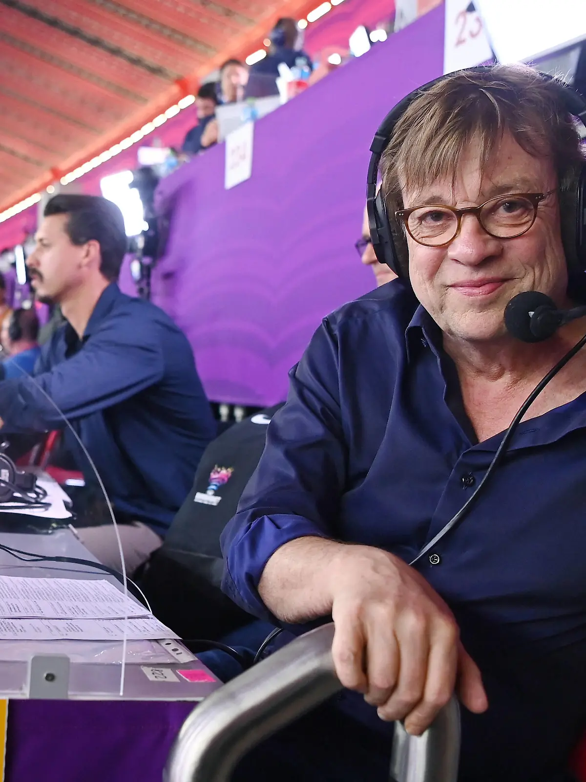  FUSSBALL WM 2022 Halbfinale Frankreich - Marokko 14.12.2022 ZDF Fussball Kommentator Bela Rethy kommentiert auf der Medientribuene des AL BAyt Stadion an seinem 66. Geburtstag sein letztes Spiel und geht danach in den Ruhestand, Co-Kommentator Sandro Wagner hinten *** FOOTBALL World Cup 2022 semifinals France Morocco 14 12 2022 ZDF football commentator Bela Rethy commentates on the media tribune of the AL BAyt Stadium on his 66th birthday his last game and then retires, co-commentator Sandro Wagner behind
