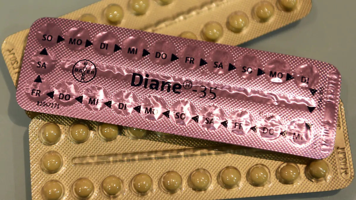 Eine "Diane-35" Packung, aufgenommen am 30.01.2013 in Berlin. Das häufig als Antibabypille verschriebene Akne-Medikament von Bayer wird in Frankreich wegen möglicher tödlicher Nebenwirkungen verboten. Das Präparat «Diane 35» sowie Nachahmermittel dürften nur noch in einer Übergangszeit von drei Monaten vertrieben werden, kündigte die Arzneimittelaufsichtsbehörde ANSM am Mittwoch (30.01.2013) in Paris an. Foto: Jens Kalaene/dpa +++(c) dpa - Bildfunk+++