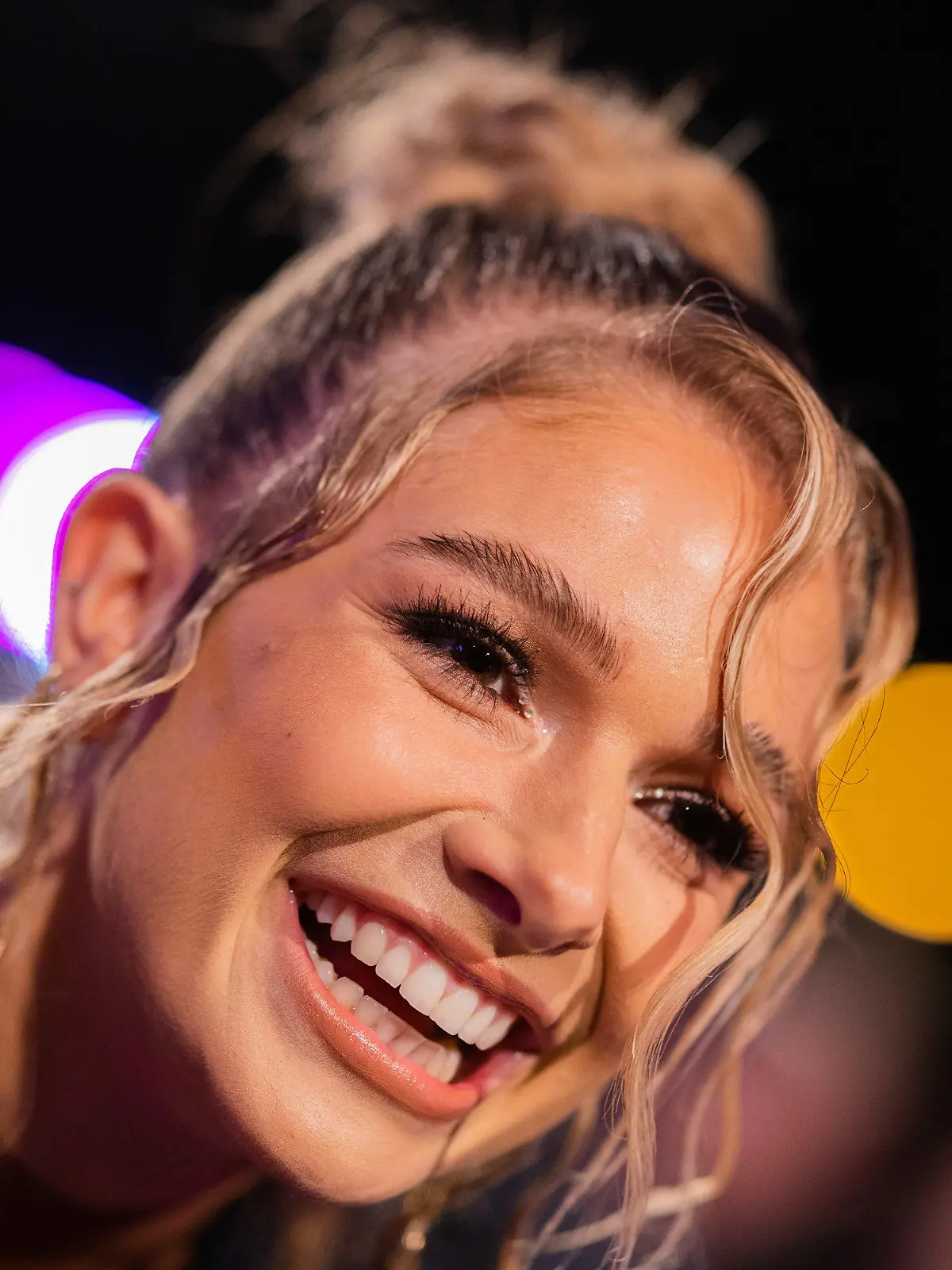 08.12.2022, Nordrhein-Westfalen, Bochum: Lola Weippert, Moderatorin, kommt über den Roten Teppich zur Verleihung der 1Live Krone in der Jahrhunderthalle. Der Musikpreis wird in insgesamt acht Kategorien vergeben. Die Gewinner des nach eigenen Angaben größten deutschen Radioawards wurden in einem Online-Voting der Radiohörerinnen und -hörer bis zum 7. Dezember ermittelt. Foto: Rolf Vennenbernd/dpa +++ dpa-Bildfunk +++