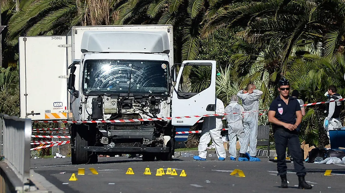 ARCHIV - 15.07.2016, Frankreich, Nizza: Polizisten stehen um den beim Anschlag am Nationalfeiertag benutzten Lastwagen. Sechseinhalb Jahre nach dem wohl islamistisch motivierten Terroranschlag in Nizza mit 86 Toten sollen in Paris die Urteile gegen mutmaßliche Unterstützer des Attentäters fallen. Ihnen wird vorgeworfen, Mitglied in einer terroristischen Vereinigung gewesen zu sein beziehungsweise bei der Beschaffung einer Waffe geholfen zu haben. Die Staatsanwaltschaft forderte für die sieben angeklagten Männer und die angeklagte Frau Strafen zwischen zwei und 15 Jahren Haft sowie teils Landesverbote. Foto: picture alliance/Andreas Gebert/dpa +++ dpa-Bildfunk +++