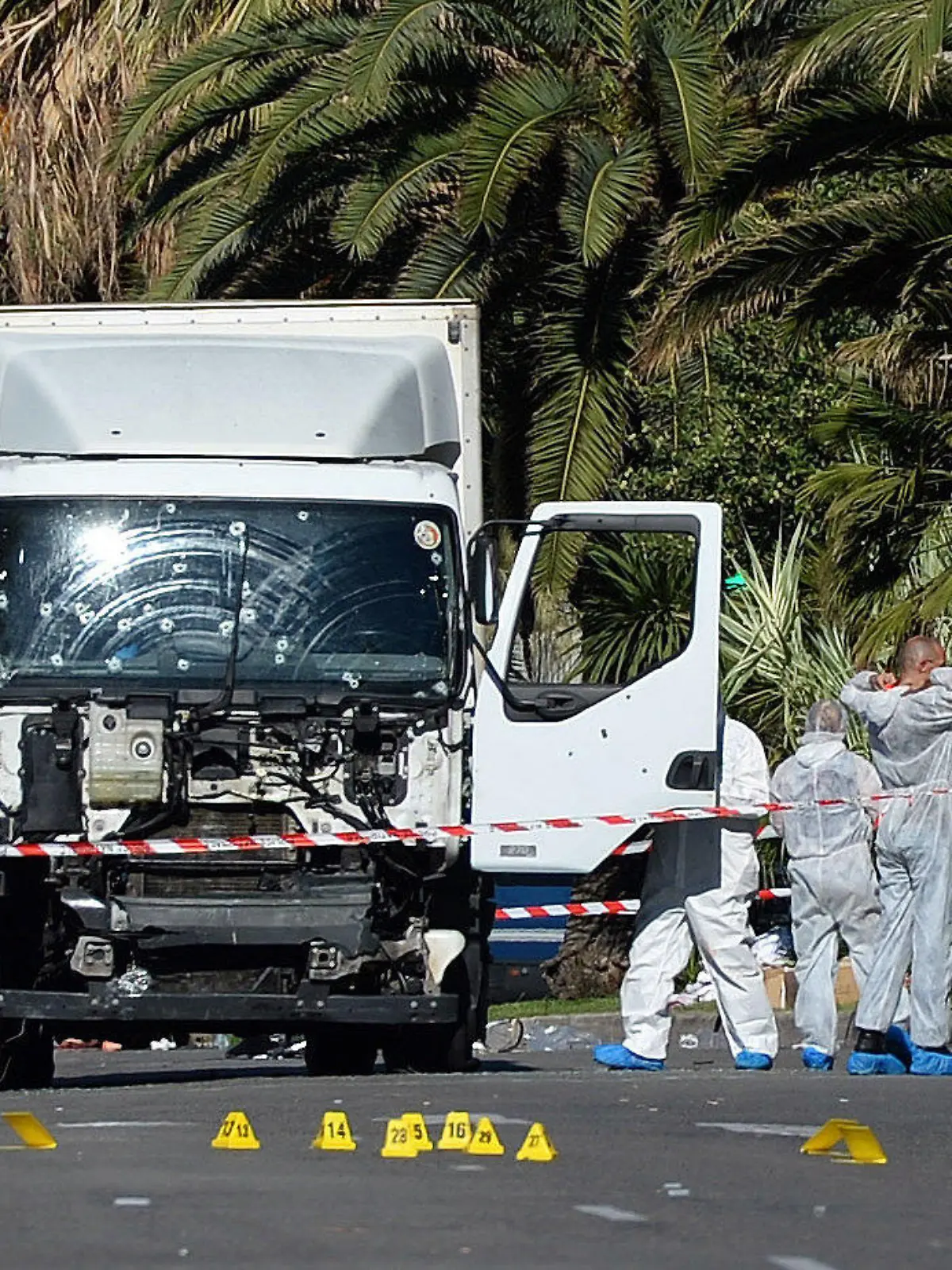 ARCHIV - 15.07.2016, Frankreich, Nizza: Polizisten stehen um den beim Anschlag am Nationalfeiertag benutzten Lastwagen. Sechseinhalb Jahre nach dem wohl islamistisch motivierten Terroranschlag in Nizza mit 86 Toten sollen in Paris die Urteile gegen mutmaßliche Unterstützer des Attentäters fallen. Ihnen wird vorgeworfen, Mitglied in einer terroristischen Vereinigung gewesen zu sein beziehungsweise bei der Beschaffung einer Waffe geholfen zu haben. Die Staatsanwaltschaft forderte für die sieben angeklagten Männer und die angeklagte Frau Strafen zwischen zwei und 15 Jahren Haft sowie teils Landesverbote. Foto: picture alliance/Andreas Gebert/dpa +++ dpa-Bildfunk +++