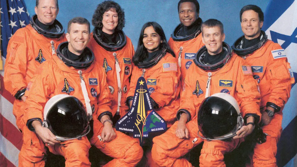 ARCHIV - HANDOUT - Das offizielle Teamfoto der «Columbia» STS-107 Mission: (l-r) David Brown, Rick Husband, Laurel Clark, Kalpana Chawla, Michael Anderson, William McCool und Ilan Ramon. Der 01.02.2003 sollte ein Tag des Triumphs werden, doch es kam zu einem Desaster: Kurz vor der geplanten Landung zerbrach die Raumfähre «Columbia». Alle sieben Astronauten starben. Der Tag, der die Geschichte der US-Raumfahrt für immer veränderte, ist nun zehn Jahre her. Foto: NASA/dpa (zu dpa «Feuerball über Texas: Vor zehn Jahren explodierte die 'Columbia'» vom 25.01.2013) +++(c) dpa - Bildfunk+++