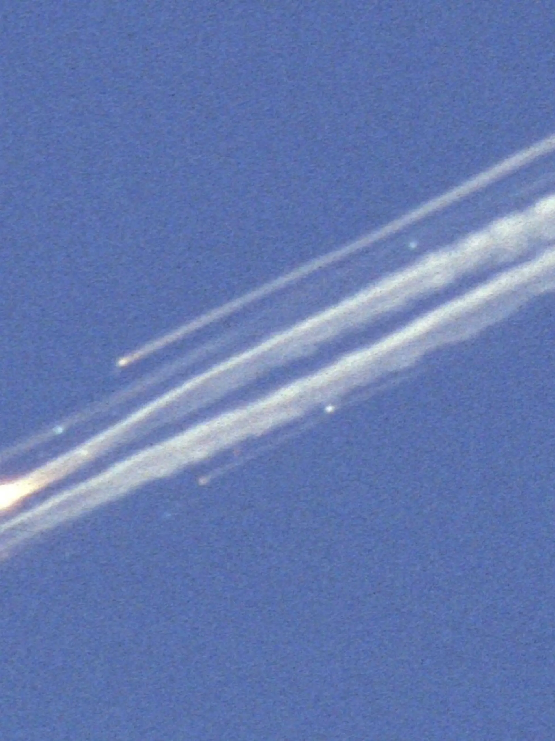 ARCHIV - Die US-Raumfähre «Columbia» zerfällt beim Eintritt in die Athmosphäre in großer Höhe über Nordtexas in mehrere Teile(Archivbild vom 01.02.2003). Es sollte ein Tag des Triumphs werden, doch es kam ein Desaster: Kurz vor der geplanten Landung zerbrach die Raumfähre «Columbia». Alle sieben Astronauten starben. Der Tag, der die Geschichte der US-Raumfahrt für immer veränderte, ist nun zehn Jahre her. Foto: Robert McCullough / The Dallas Morning News 2003 (zu dpa 0025 vom 25.01.2013)  +++(c) dpa - Bildfunk+++