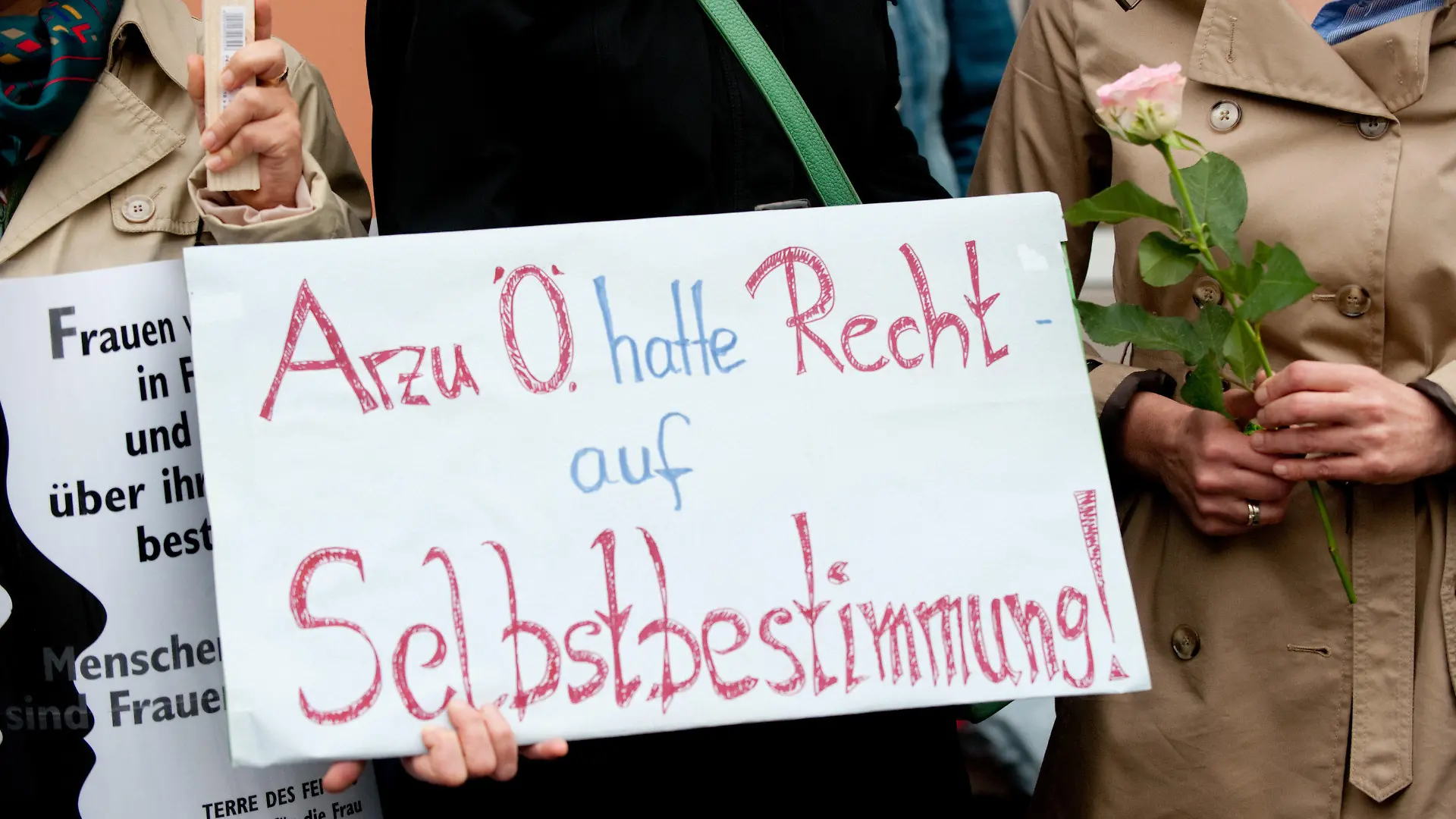 ARCHIV - «Arzu Ö. hatte Recht auf Selbstbestimmung» hat eine Demonstrantin am 30.04.2012 vor dem Landgericht in Detmold (Nordrhein-Westfalen) auf einen Karton geschrieben. Am 28.01.2013 muss sich der 53-jährige Fendi Ö. vor dem Landgericht Detmold verantworten. Er soll seine Kinder angestiftet haben, die 18-jährige Tochter Arzu zu entführen und umzubringen. Foto: Bernd Thissen/dpa (zu dpa-KORR: «Im Namen der Ehre - Vater der ermordeten Arzu Ö. vor Gericht») +++(c) dpa - Bildfunk+++