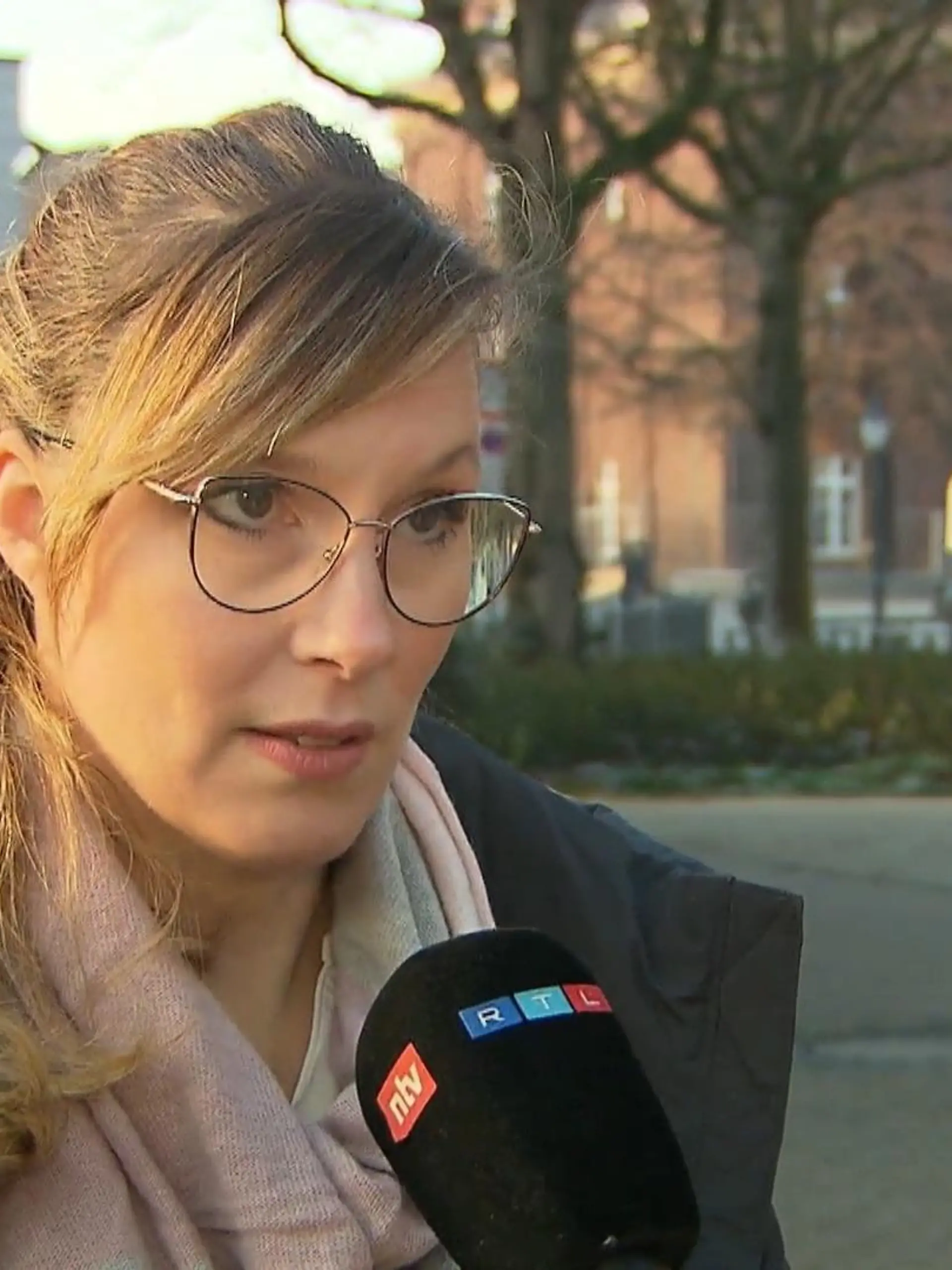 In Rheinberg gibt eine Mutter ihr Kind beim Bürgermeister ab - mit den Worten: Ich möchte, dass mein Sohn von Ihnen betreut wird. Der Bürgermeister staunt nicht schlecht, die Mutter meint das aber ganz ernst. Sie und andere Eltern sind sauer über ausfallende Betreuung. RTL-Reporter Carolin Zyber und Daria Semcov zeigen im Video, wie der Bürgermeister darauf reagiert.