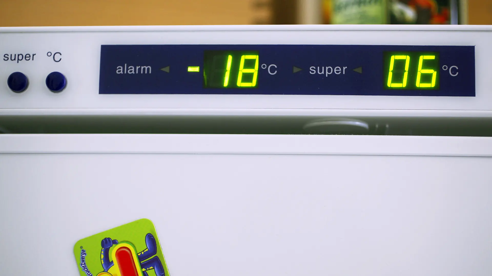 Leuchtanzeigen an einem Kühlschrank mit Gefrierkombination zeigen die Temperatur für die Gefrierfächer (l) und den normalen Kühlbereich (r) an, aufgenommen am 19.03.2007 in Frankfurt am Main. Umweltschützer und Experten kritisieren, dass Leuchtanzeigen an Elektrogeräten und Computern so genannte "Stromfresser" sind und jährlich riesige Mengen von Energie in Büros und Privathaushalten nutzlos verschwenden. Die Kühltemperaturen von Kühlschränken seien zudem oft unnötigerweise zu nierig eingestellt und Kühlschränke und Gefriertruhen würden an viel zu warmen Plätzen im Haushalt stehen, so dass der Kühlvorgang zu viel Energie braucht. Foto: Wolfram Steinberg +++(c) dpa - Report+++