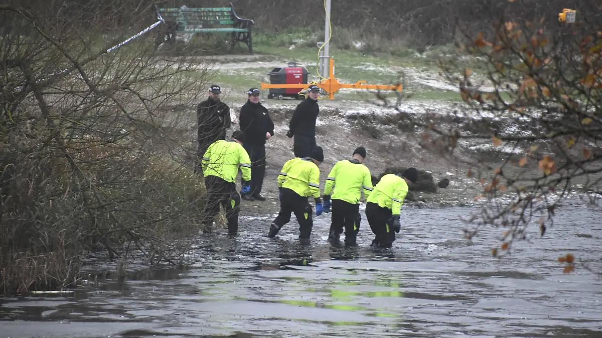 dpatopbilder - 12.12.2022, Großbritannien, Solihull: *** BEST QUALITY AVAILABLE *** Suchmannschaften der Polizei am Ort des Geschehens im Babbs Mill Park in Kingshurst, Solihull. Vier Kinder befinden sich in kritischem Zustand im Krankenhaus, nachdem sie mit Herzstillstand aus einem vereisten See gezogen wurden, während die Suchaktion weitergeht, da befürchtet wird, dass zwei weitere Kinder in den Vorfall verwickelt waren. Foto: Matthew Cooper/PA Wire/dpa +++ dpa-Bildfunk +++