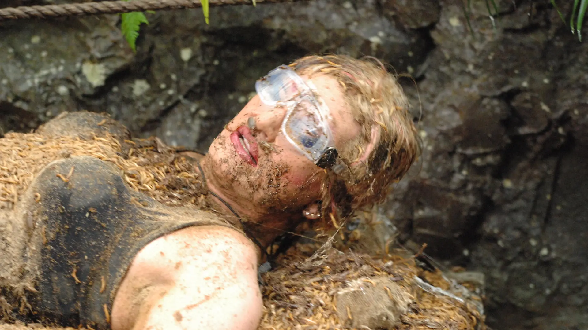 Tag 16 - Dschungelprüfung 16, Teil 3 - Olivia Jones, "Grenzerfahrung": Olivia Jones im 'Großen Finale' bei der letzten Dschungelprüfung dieser Staffel. Sie musste sich auf dem Rücken liegend an einem Seil durch einen Dschungel-Stollen ziehen in dem Sirup, Grillen, Mehlwürmer, Spinnen Ameisen und Kakerlaken auf sie fielen. Sie hat alle fünf Sterne finden können. # Foto: RTL / Stefan MenneVerwendung der Bilder für Online-Medien ausschließlich mit folgender Verlinkung: "Alle Infos zu "Ich bin ein Star - Holt mich hier raus!" im Special bei RTL.de: http://www.rtl.de/cms/sendungen/ich-bin-ein-star.htmlNUR ZUR EINMALIGEN VERÖFFENTLICHUNG ! KEINE WEITERGABE AN DRITTE ! KEINE VERWENDUNG NACH DEM 10.02.2013 !! KEINE ARCHIVIERUNG !Suchbegriff: Dschungelcamp