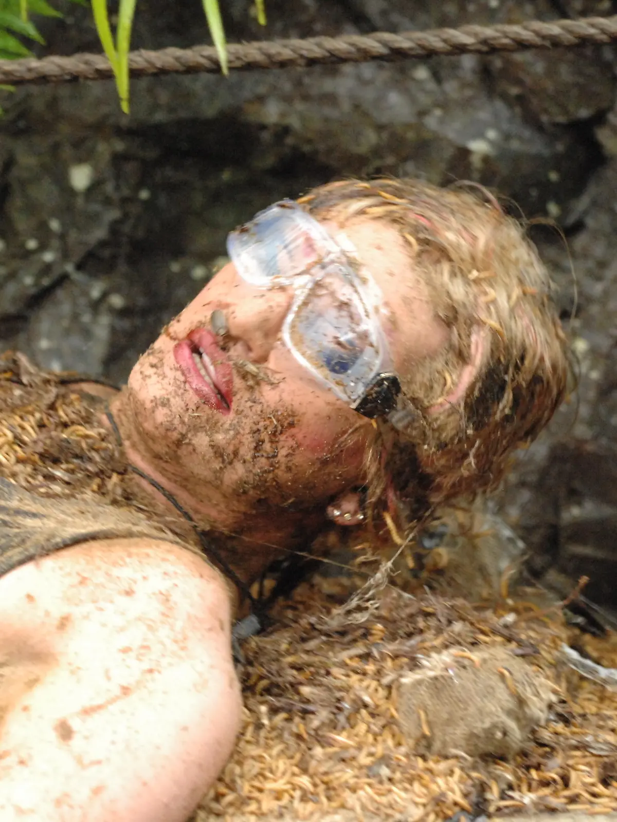 Tag 16 - Dschungelprüfung 16, Teil 3 - Olivia Jones, "Grenzerfahrung": Olivia Jones im 'Großen Finale' bei der letzten Dschungelprüfung dieser Staffel. Sie musste sich auf dem Rücken liegend an einem Seil durch einen Dschungel-Stollen ziehen in dem Sirup, Grillen, Mehlwürmer, Spinnen Ameisen und Kakerlaken auf sie fielen. Sie hat alle fünf Sterne finden können. # Foto: RTL / Stefan MenneVerwendung der Bilder für Online-Medien ausschließlich mit folgender Verlinkung: "Alle Infos zu "Ich bin ein Star - Holt mich hier raus!" im Special bei RTL.de: http://www.rtl.de/cms/sendungen/ich-bin-ein-star.htmlNUR ZUR EINMALIGEN VERÖFFENTLICHUNG ! KEINE WEITERGABE AN DRITTE ! KEINE VERWENDUNG NACH DEM 10.02.2013 !! KEINE ARCHIVIERUNG !Suchbegriff: Dschungelcamp