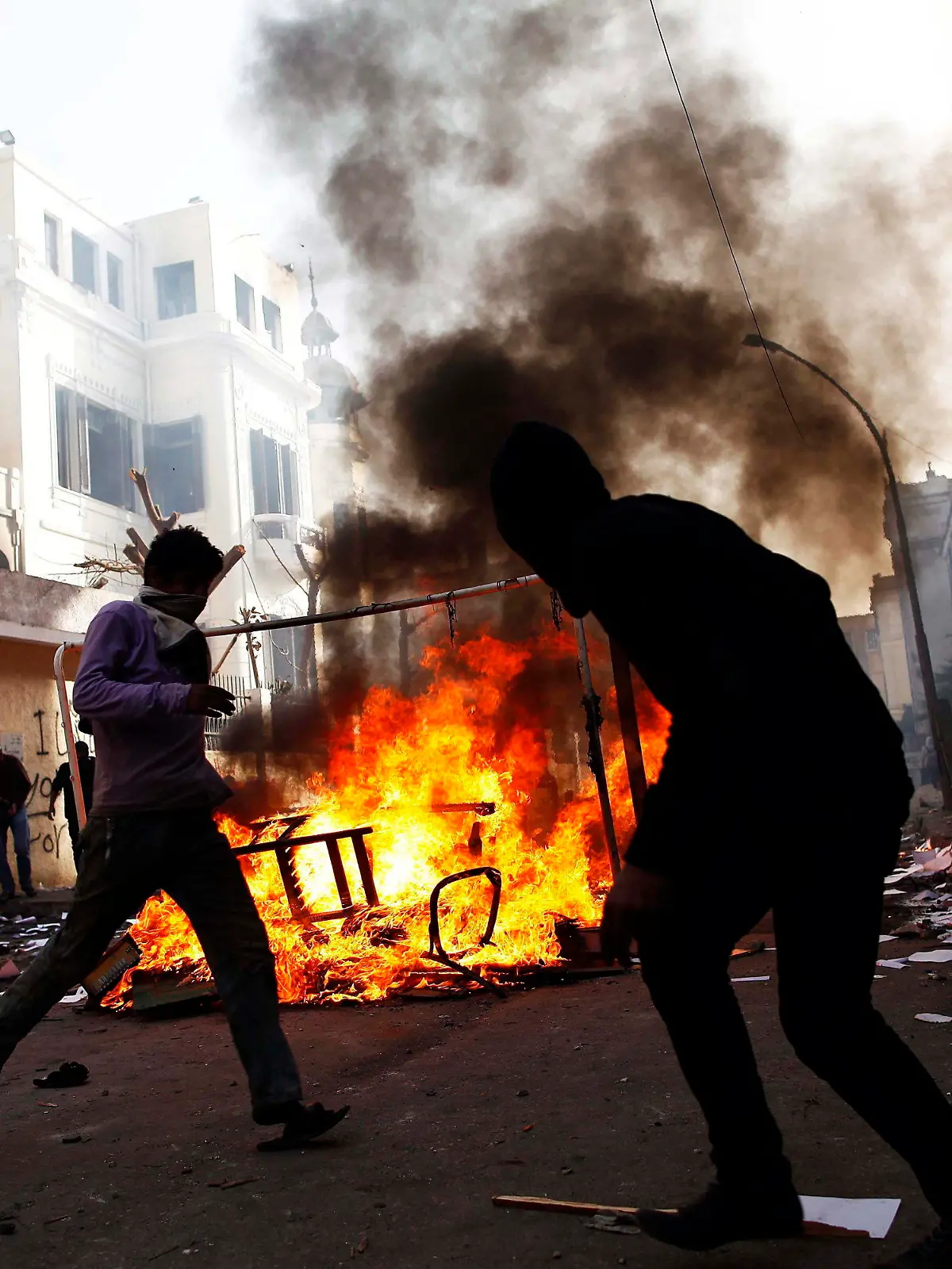 epa03556988 Egyptian protesters clash with security forces (not pictured), near Tahrir square, in Cairo, Egypt, 26 January 2013. Media reports state, clashes erupted between police and anti-government protesters in Cairo on 26 January with security forces firing tear gas to disperse the crowds from around the parliament building. EPA/STR  +++(c) dpa - Bildfunk+++