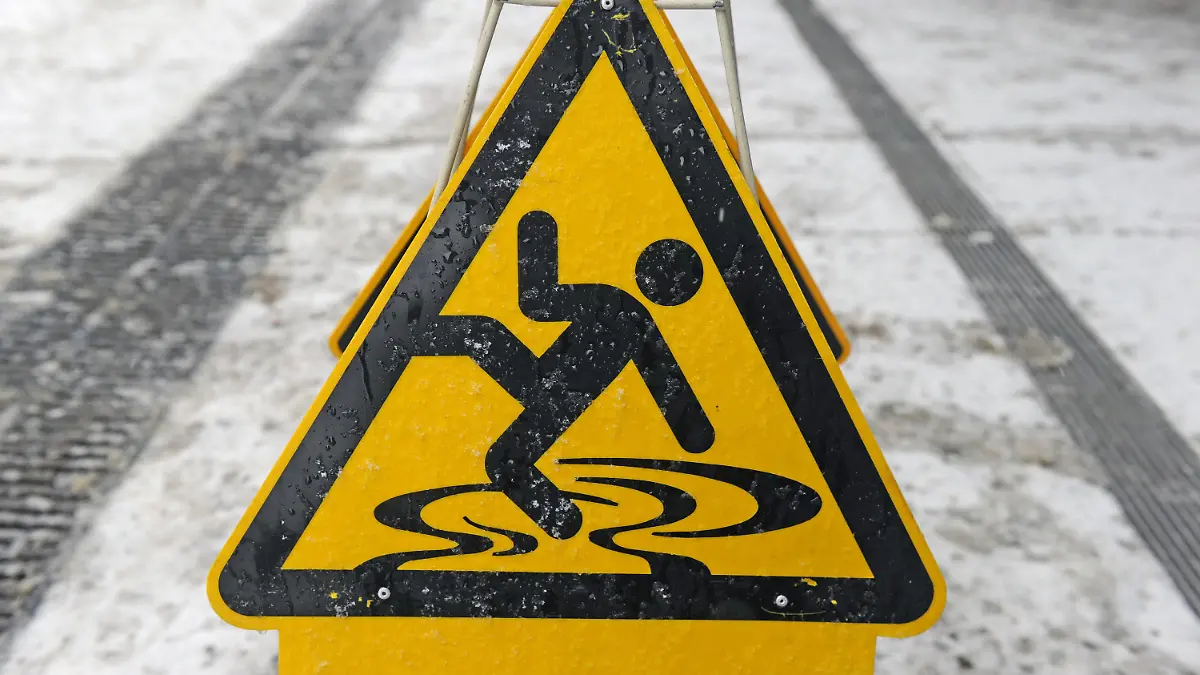 Ein Hinweisschild, das vor Rutschgefahr warnt, steht am Donnerstag (06.01.2011) in Berlin auf einem Fußweg. In der Bundeshauptstadt kam es am Morgen bei leichtem Regen zeitweise zu Blitzeis auf den Fußwegen und Straßen. Foto: Tobias Kleinschmidt dpa/lbn +++(c) dpa - Bildfunk+++