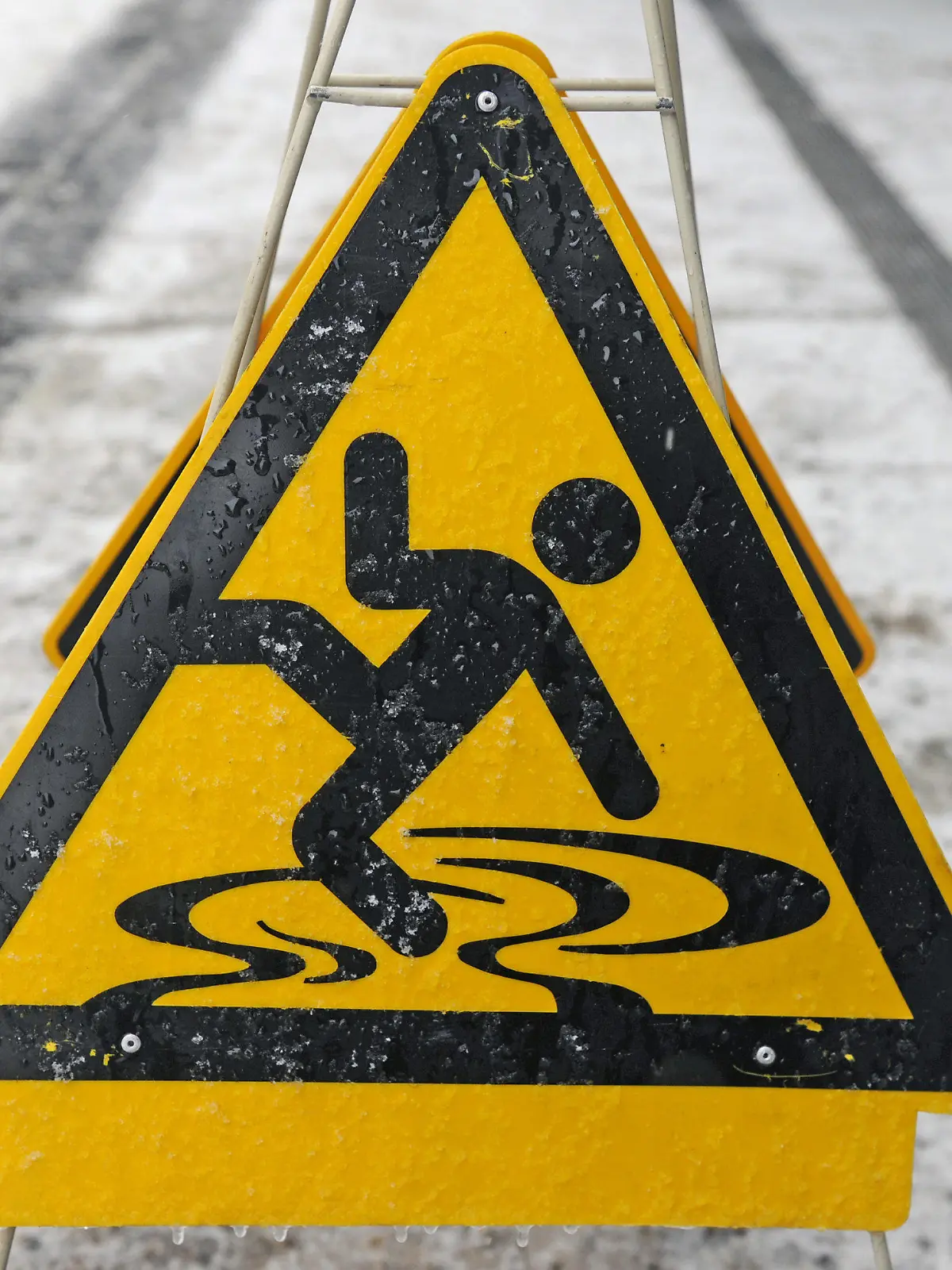 Ein Hinweisschild, das vor Rutschgefahr warnt, steht am Donnerstag (06.01.2011) in Berlin auf einem Fußweg. In der Bundeshauptstadt kam es am Morgen bei leichtem Regen zeitweise zu Blitzeis auf den Fußwegen und Straßen. Foto: Tobias Kleinschmidt dpa/lbn  +++(c) dpa - Bildfunk+++