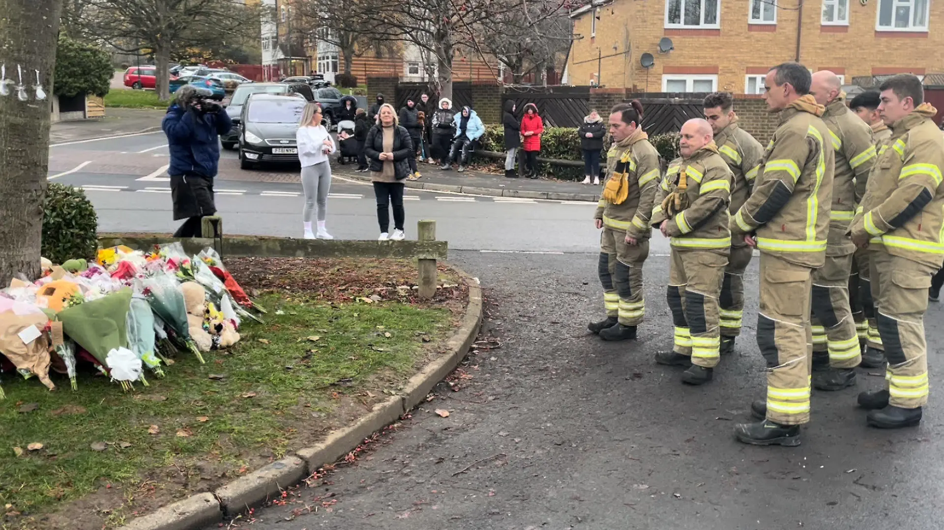 12.12.2022, Großbritannien, Solihull: Mitglieder der Feuerwehr der West Midlands gedenken der Jungen, die in Kingshurst in der Nähe von Birmingham in einen See gestürzt und dabei ums Leben gekommen sind. Die sieben Feuerwehrleute hinterließen am Unfallort einen Blumenstrauß mit der Aufschrift: «Ruhe in Frieden, Jungs. In Liebe von der Roten Wache Sheldon». Foto: Matthew Cooper/PA Wire/dpa +++ dpa-Bildfunk +++