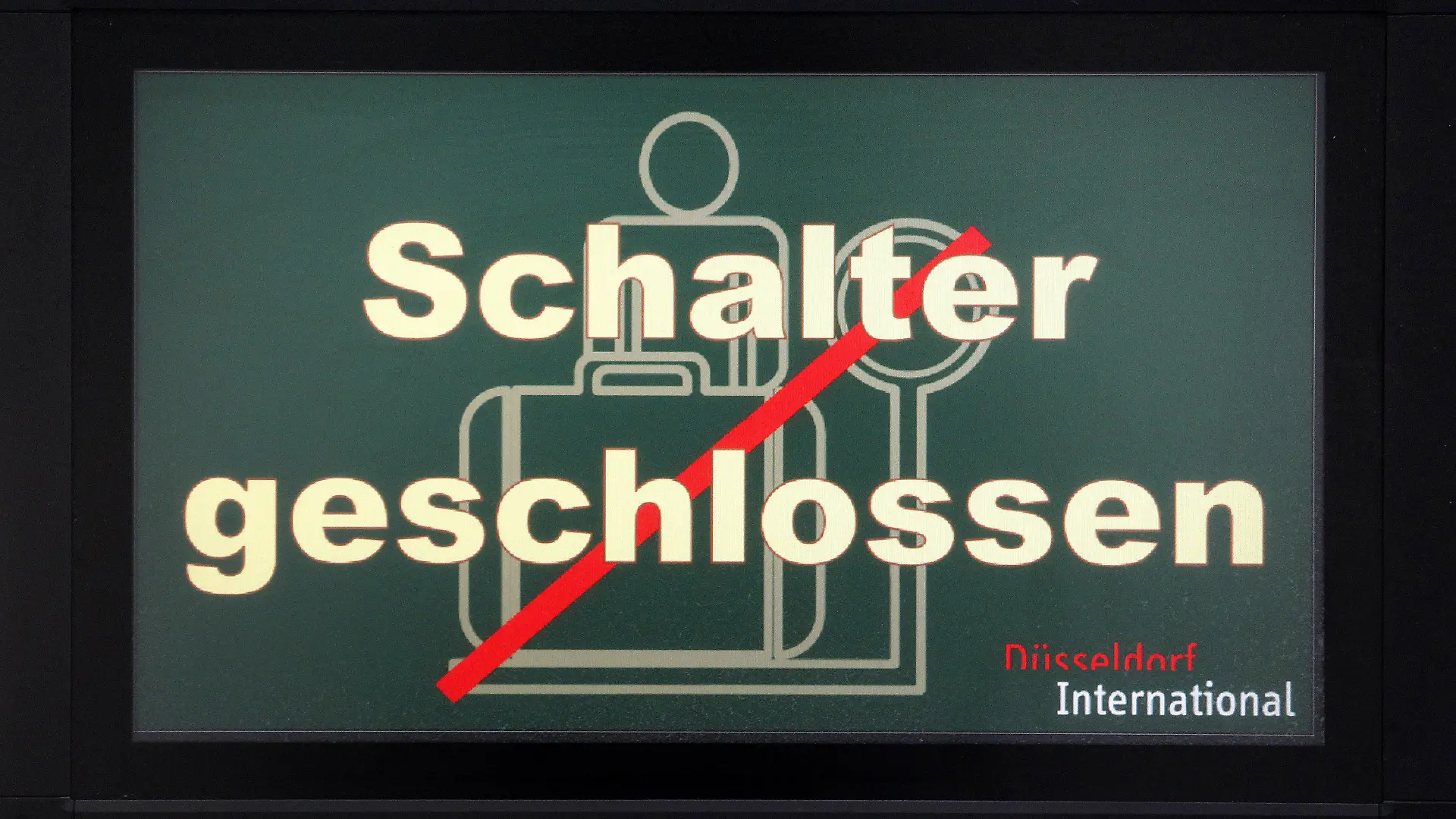 "Schalter geschlossen" steht am 25.01.2013 im Flughafen in Düsseldorf (Nordrhein-Westfalen) auf dem Monitor an einem Check-In-Schalter . Aufgrund eines Streiks des Sicherheitspersonals kommt es zu Verzögerungen und Ausfällen im Flugverkehr. Foto: Roland Weihrauch/dpa  +++(c) dpa - Bildfunk+++