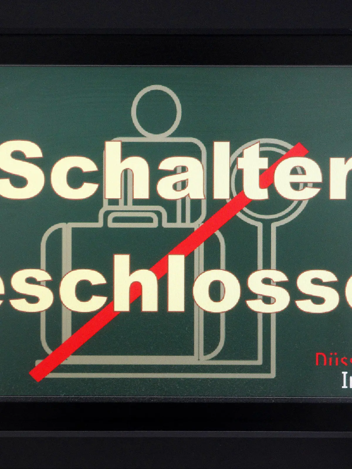 "Schalter geschlossen" steht am 25.01.2013 im Flughafen in Düsseldorf (Nordrhein-Westfalen) auf dem Monitor an einem Check-In-Schalter . Aufgrund eines Streiks des Sicherheitspersonals kommt es zu Verzögerungen und Ausfällen im Flugverkehr. Foto: Roland Weihrauch/dpa  +++(c) dpa - Bildfunk+++