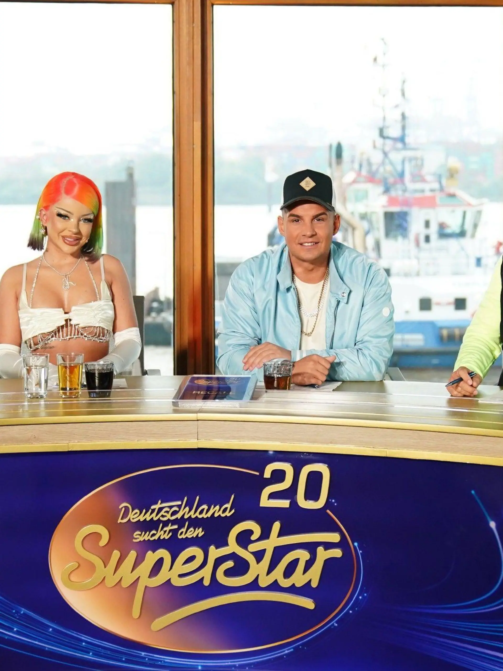 Die Jury mit (v.l.) Leony, Katja Krasavice, Pietro Lombardi und Dieter Bohlen.

Die Verwendung des sendungsbezogenen Materials ist nur mit dem Hinweis und Verlinkung auf RTL+ gestattet.