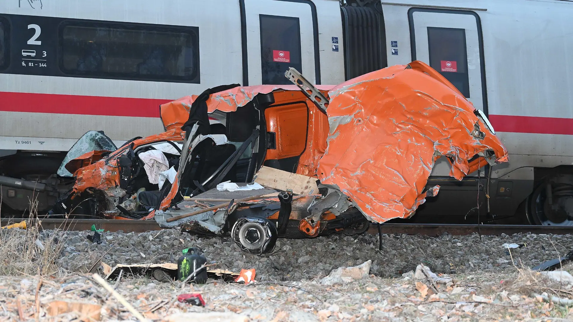 13.12.2022, Hamburg, Hamburg-Harburg: Ein zerstörtes Fahrzeug ist unter einem ICE zu sehen. Ein ICE ist bei Hamburg in ein direkt auf einem Bahnübergang stehendes Fahrzeug hineingefahren. Bei dem Unfall am Dienstagmorgen kurz vor 6.00 Uhr gab es keine Verletzten, wie ein Sprecher der Bundespolizei sagte. Warum das Baustellenfahrzeug dort stand, werde jetzt ermittelt. Foto: Andre Lenthe Fotografie/dpa +++ dpa-Bildfunk +++