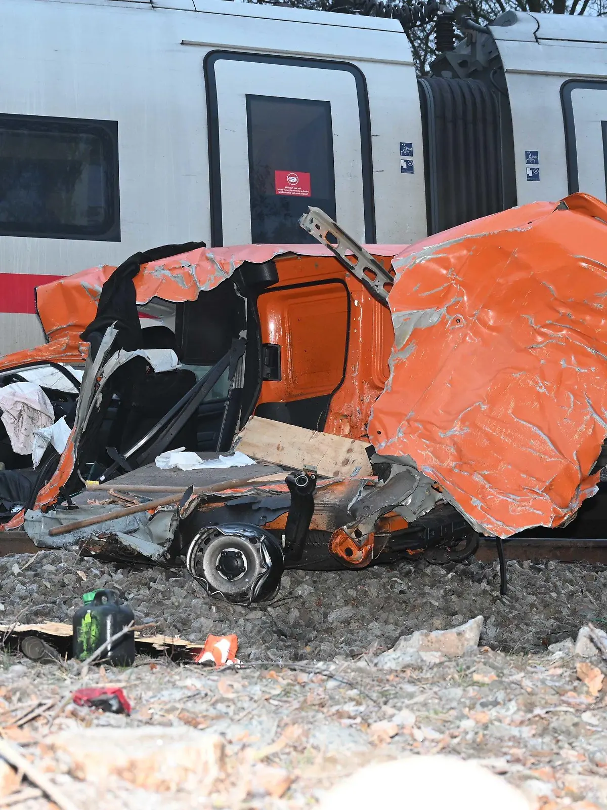 13.12.2022, Hamburg, Hamburg-Harburg: Ein zerstörtes Fahrzeug ist unter einem ICE zu sehen. Ein ICE ist bei Hamburg in ein direkt auf einem Bahnübergang stehendes Fahrzeug hineingefahren. Bei dem Unfall am Dienstagmorgen kurz vor 6.00 Uhr gab es keine Verletzten, wie ein Sprecher der Bundespolizei sagte. Warum das Baustellenfahrzeug dort stand, werde jetzt ermittelt. Foto: Andre Lenthe Fotografie/dpa +++ dpa-Bildfunk +++