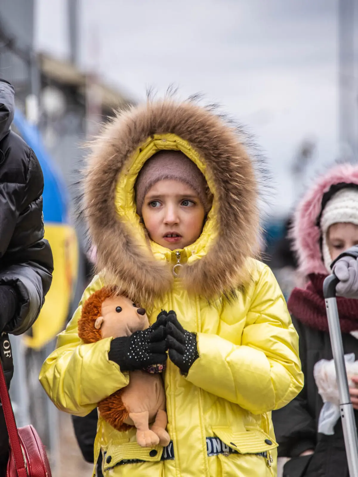 On 5 March 2022, children and families reach Berdyszcze, Poland, after crossing the border from Ukraine, fleeing escalating conflict.

The escalating conflict in Ukraine poses an immediate and growing threat to the lives and well-being of the country’s 7.5 million children. The fighting is moving closer to the civilian population. Hundreds of homes have been damaged or destroyed. Damage to civilian infrastructure has left hundreds of thousands of people without safe water, electricity or water. For now, the priority is safety and meeting urgent needs. But armed conflicts on this scale can only result in child deaths. Like all conflicts, this will quickly descend into a children’s crisis.

Hundreds of thousands of people have already fled their homes – with many crossing into neighboring countries, underlining the regional nature of this growing crisis. Families on the move in and outside of Ukraine need urgent support. Despite the growing operational and security challenges in Ukraine, UNICEF remains committed to staying on the ground. UNICEF has 140 staff working across five offices on both sides of the contact line, including Kramatorsk, Mariupol, Luhansk and Donetsk and now Lviv.

UNICEF is working around the clock preparing to scale-up operations when the easing of access and security limitations permit humanitarian operations to be rolled out in the hardest-hit areas. In addition, the humanitarian community is quickly mobilizing emergency financing to facilitate an effective, wide-scale humanitarian response in Ukraine and neighboring countries. UNICEF calls for an immediate cease-fire and reminds all parties of their international obligations to protect children from harm and ensure that humanitarian actors can safely and quickly reach children in need.