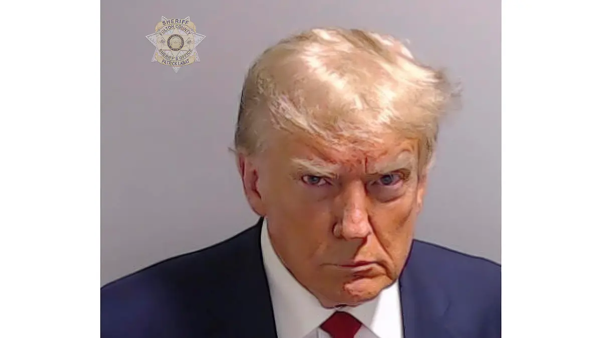 HANDOUT - 24.08.2023, USA, Atlanta: Dieses vom Fulton County Sheriff's Office zur Verfügung gestellte Foto zeigt Donald Trump, ehemaliger Präsident der USA, nachdem er sich im Fulton County Jail in Atlanta gestellt hat. Der frühere US-Präsident Donald Trump hat sich im Bezirksgefängnis in Atlanta nach einer Anklage wegen versuchten Wahlbetrugs den Behörden gestellt. Die Behörden im US-Bundesstaat Georgia haben im Zusammenhang mit der Anklage wegen versuchten Wahlbetrugs gegen Donald Trump ein Polizeifoto des früheren US-Präsidenten veröffentlicht. Foto: Uncredited/Fulton County Sheriff's Office/AP/dpa - ACHTUNG: Nur zur redaktionellen Verwendung und nur mit vollständiger Nennung des vorstehenden Credits +++ dpa-Bildfunk +++