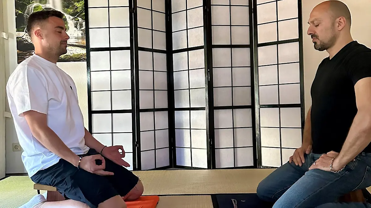 Förster und sein Mentalcoach Yasin Seiwasser beim Yoga