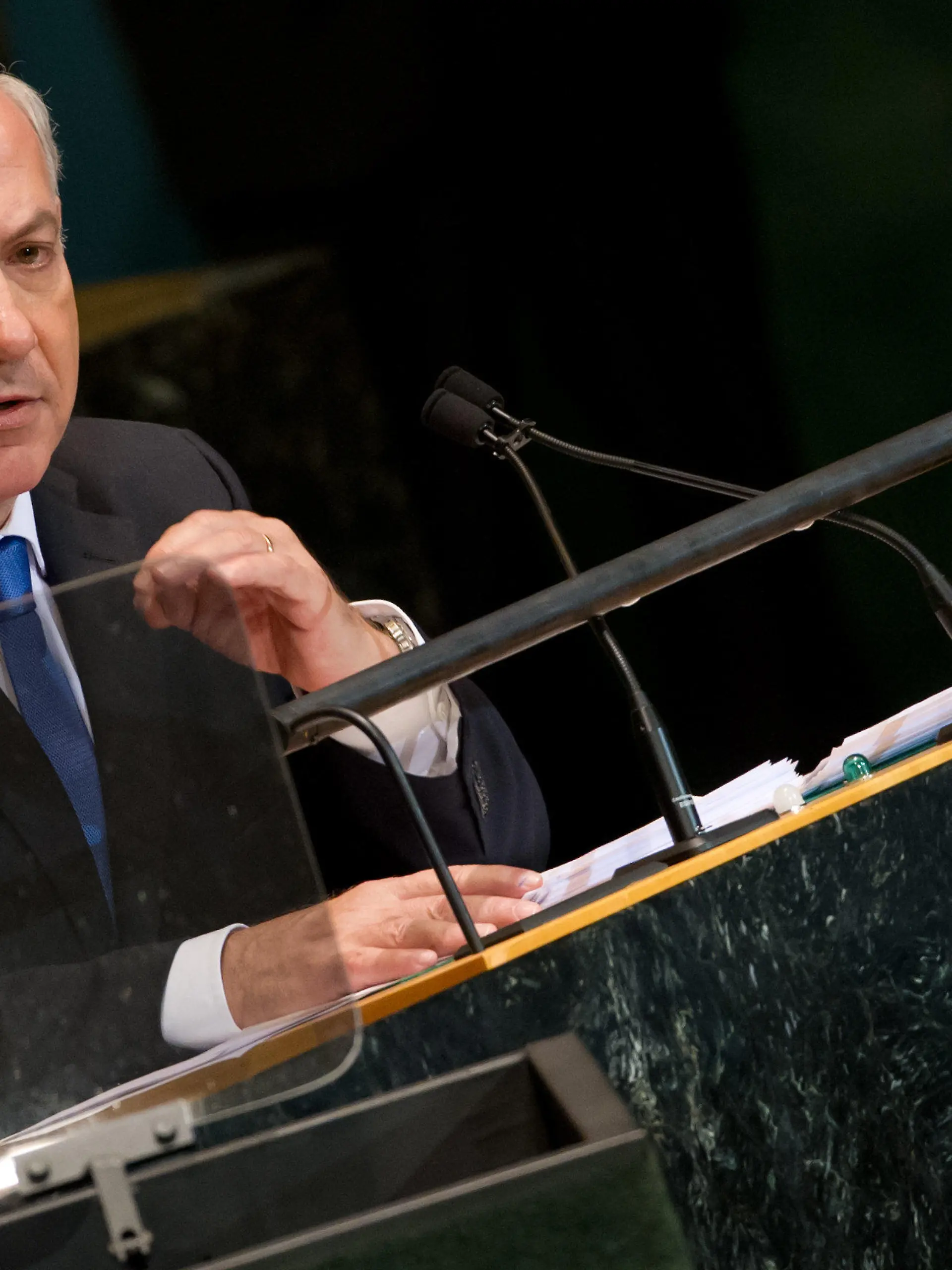 ARCHIV - Der israelische Ministerpräsident Benjamin Netanjahu spricht am 27.09.2012 vor der Vollversammlung der Vereinten Nationen in New York. Er verlangte von der internationalen Gemeinschaft eine «rote Linie» gegen das iranische Atomprogramm. Foto: Sven Hoppe dpa (zu: "2013 wird für Nahost zum Entscheidungsjahr" vom 27.12.2012)  +++(c) dpa - Bildfunk+++