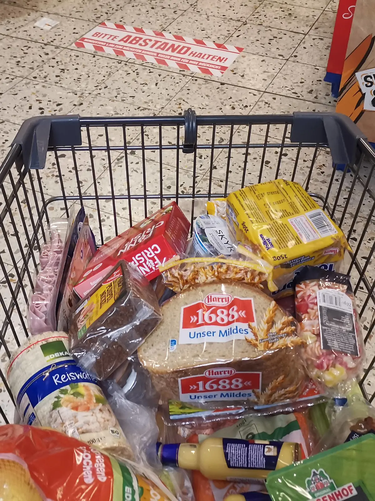 Warenkorb und Hinweis zum Abstand halten in einem Edeka-Supermarkt in Berlin snapshot-photography/R.Price *** Shopping cart and note on keeping distance in an Edeka supermarket in Berlin snapshot photography R Price 